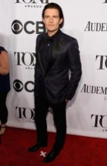 Orlando Bloom in a Navy Tux arrives at the 2014 Tony Awards Red Carpet.